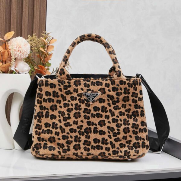 Prada adasoftlux leopard killer bag texture is very high-end size 29x20x15, model 2480